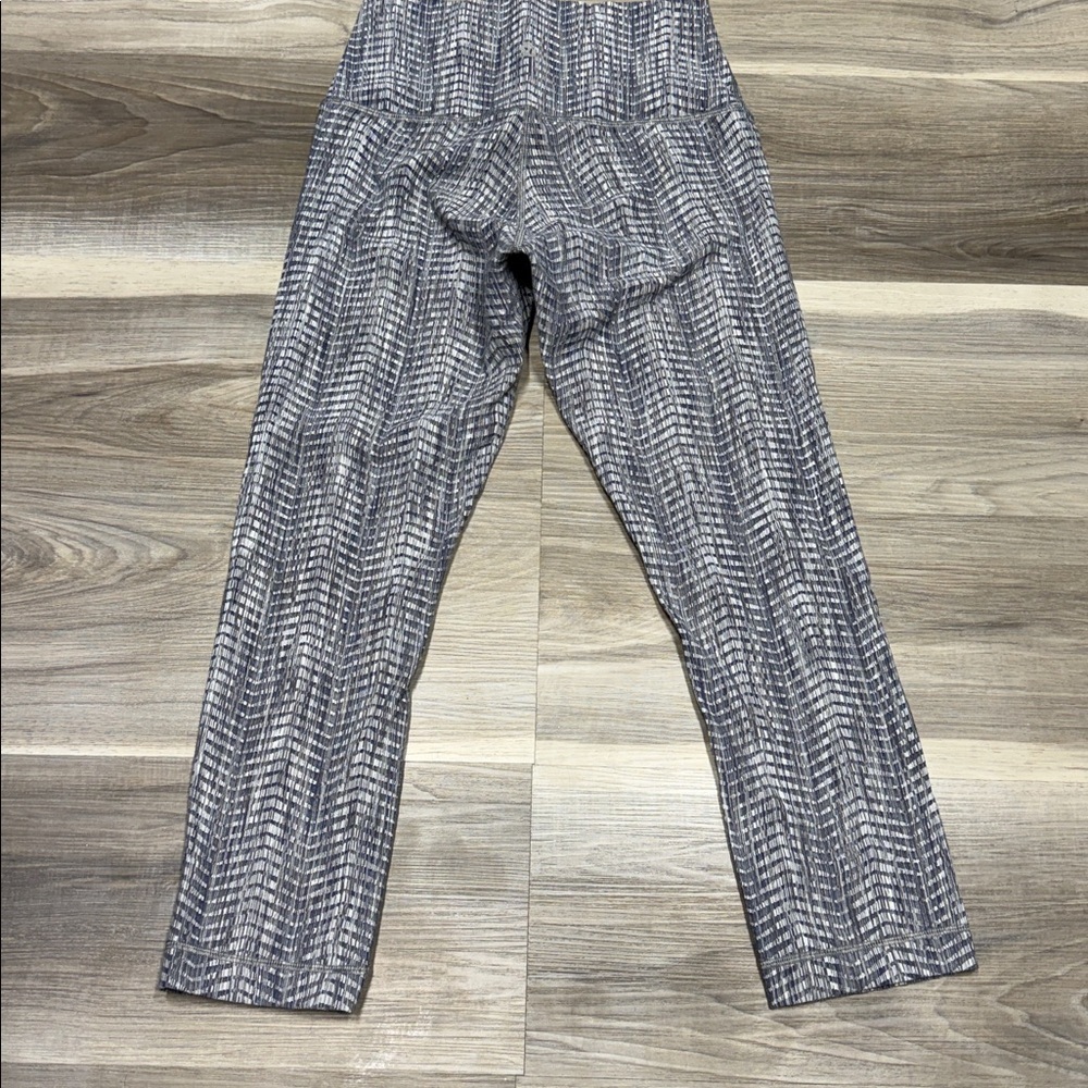 Lululemon Gray Patterned Leggings size 6 - Picture 9 of 9